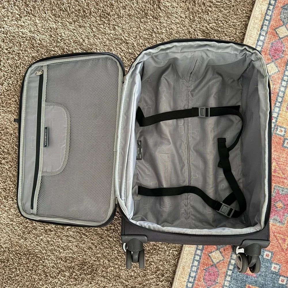 SwissGear SA6305 Black Softside Carry On Spinner Luggage 4 Wheel Suitcase